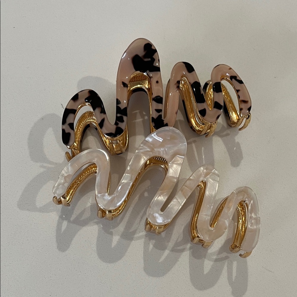 NWOT Wave Hair Claw Clips
